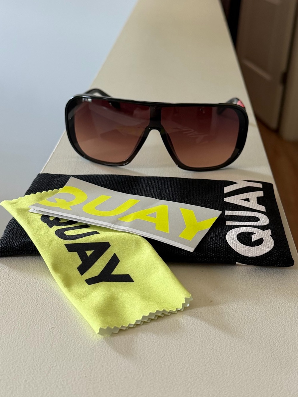 Brand new”QUAY”Unisex sunglasses.(Case,washcloth,documents included.Color-brown🤍